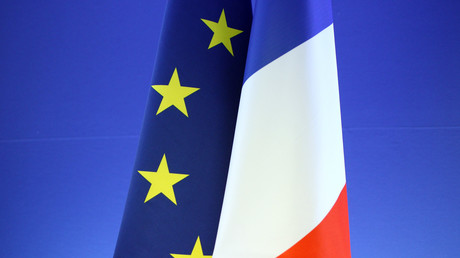 L'Assemblée prévoit l'obligation des drapeaux européen et français dans les classes 