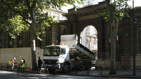 10 tonnes de boues rouges toxiques déposées devant le ministère de l'Ecologie (VIDEO)