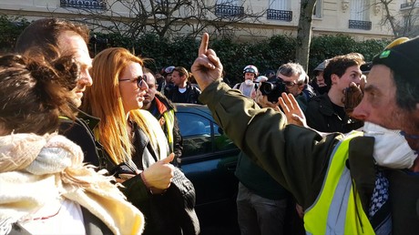 Insultée par des Gilets jaunes, Ingrid Levavasseur exfiltrée d'une manifestation (VIDEOS)