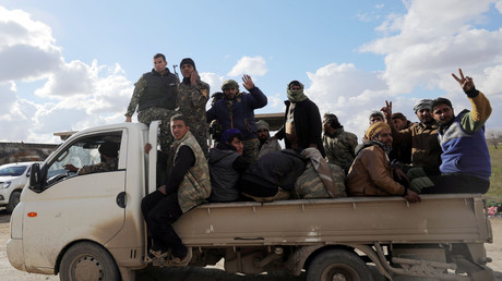 Les forces kurdes des FDS circulant dans le village de Baghouz dans le Nord de la Syrie, lors des dernières offensives contre l'Etat islamique, le 17 février. 
