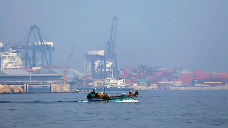 Un bateau de pêche vogue au large du terminal pétrolier d’Alexandrie en Egypte.