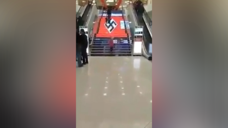 Ukraine : des hackers font apparaître une croix gammée sur les marches d'un centre commercial à Kiev