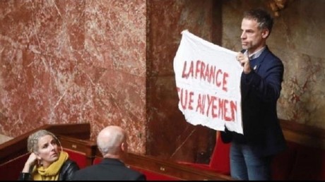 Le député Sébastien Nadot déroulant une banderole dénonçant l'implication de la France dans les crimes de guerre au Yémen le 19 février.