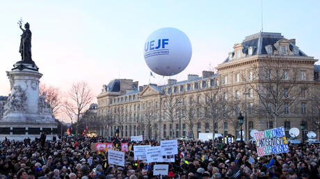 Le gouvernement et des personnalités politiques marchent contre l'antisémitisme à Paris