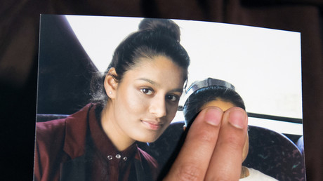 La sœur de Shamima Begum tenant la photo de sa sœur qui a rejoint l'Etat islamique, après son départ en 2015.