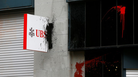 Une enseigne d'UBS recouverte de peinture lors d'une manifestation à Zurich le 1er mai 2018 (image d'illustration).