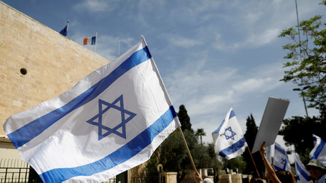 Des Israéliens devant le consulat de France à Jérusalem le 23 mars 2018.