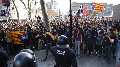 Grève et routes coupées en Catalogne pour protester contre le procès des indépendantistes (VIDEOS)