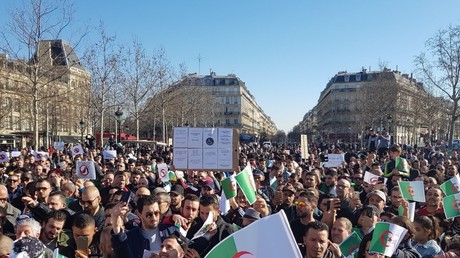 Des centaines de manifestants protestent à Paris contre un cinquième mandat d'Abdelaziz Bouteflika.