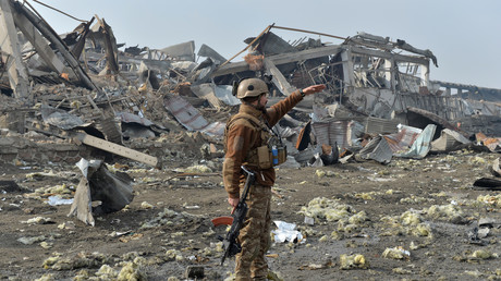 Un membre des forces de sécurité afghanes sur le site d'un attentat suicide contre une entreprise de la sécurité britannique à Kaboul, le 29 novembre 2018 (image d'illustration). 
