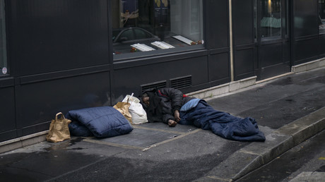 Emmanuel Macron en maraude auprès des SDF, ses détracteurs dénoncent une opération de communication