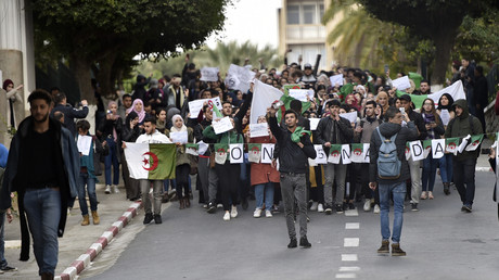 Des étudiants algériens protestent à la Faculté centrale d'Alger contre la candidature du président Abdelaziz Bouteflika, le 26 février 2019. 