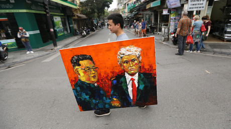 Un homme porte un tableau représentant Kim Jong-un et Donald Trump, à Hanoï, au Vietnam, le 27 février 2019.