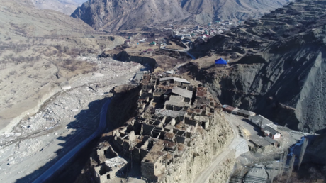 Russie : un drone filme un ancien village avar dans les montagnes du Daghestan