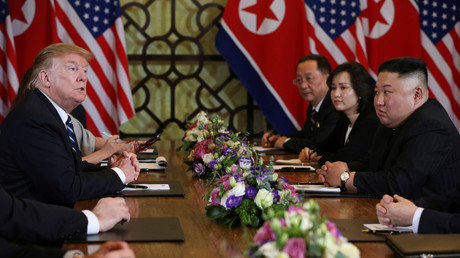 Les délégations américaine et nord-coréenne se rencontrent à Hanoï le 28 février 2019 en présence de Donald Trump et Kim Jong-un.