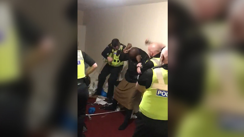 Royaume-Uni : la vidéo de policiers martelant le crâne d'un homme déclenche l'indignation
