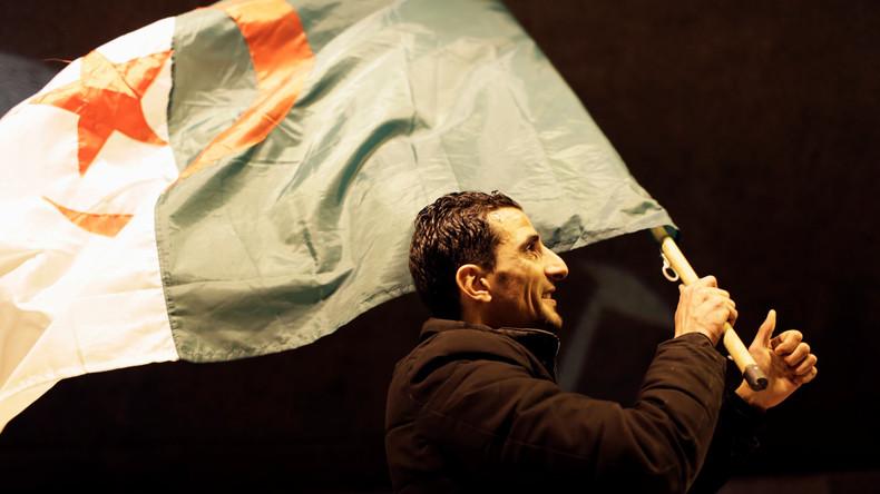 Le retrait de Bouteflika, une ruse ? Les Algériens joyeux... mais prudents (VIDEOS)