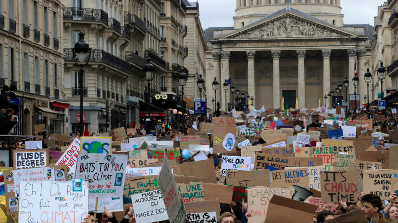 A Paris, environ 30 000 jeunes défilent pour le climat (VIDEOS)