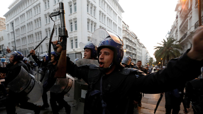 Alger : des policiers scandent des slogans et tirent en l'air à la manifestation du 15 mars (VIDEO)