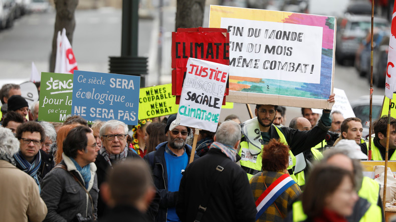 Avec ou sans gilet jaune, des milliers de personnes marchent pour le climat en France (IMAGES)