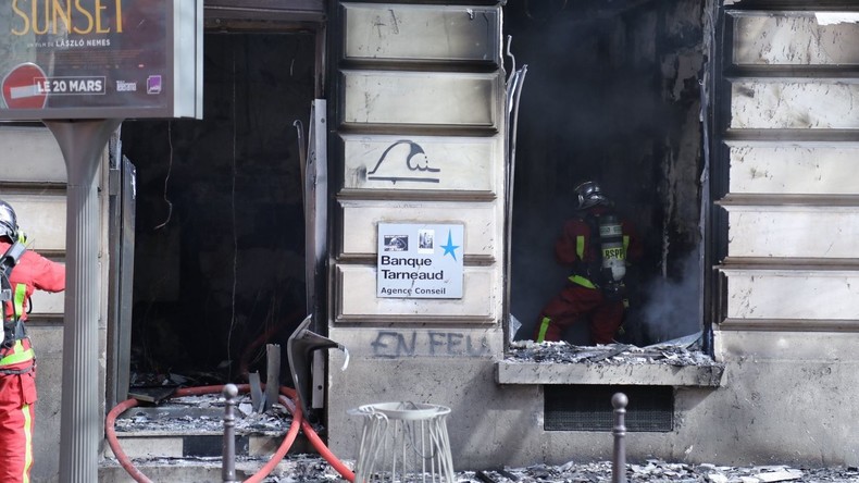 Acte 18 : une dizaine de blessés légers dans l'incendie de la banque Tarneaud (VIDEOS)