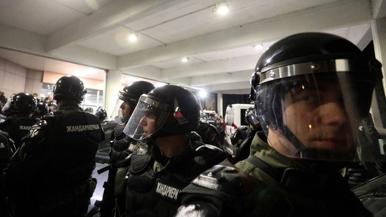 Belgrade : la police évacue des manifestants des locaux de la télévision nationale (VIDEO)