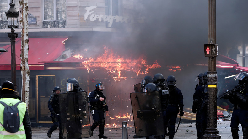 Non, l’incendie du Fouquet’s n’a pas été déclenché par une grenade lacrymogène