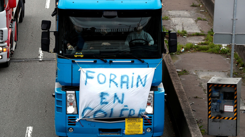 Les forains manifestent «de manière violente» au Mans, la mairie évacuée (IMAGES)