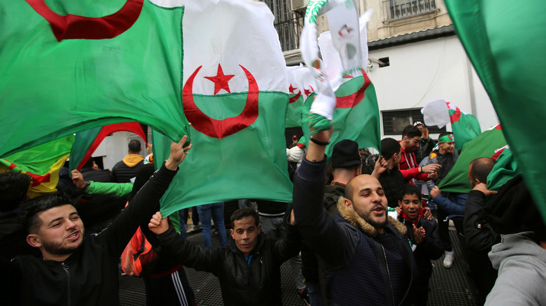 Les Algériens restent mobilisés un mois après le début de la contestation (VIDEOS)