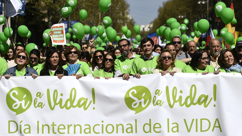 «Oui à la vie» : des milliers de manifestants défilent à Madrid contre l’avortement (IMAGES)