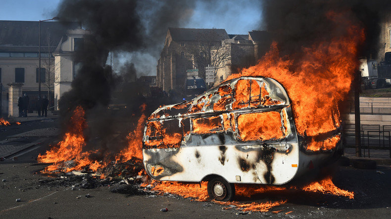 Le Mans : des forains refusant leur nouvel emplacement reprennent les affrontements (IMAGES)