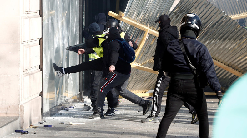 La fin du RSA pour les casseurs ? Des députés Les Républicains le souhaitent
