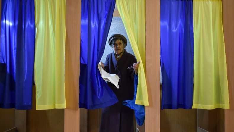 Les Ukrainiens aux urnes pour la présidentielle, un comédien en tête des sondages