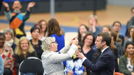 «J'ai le droit de ne pas mettre un gilet jaune» : Macron interpellé par une Gilet jaune (VIDEO)