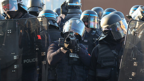 Un membre des forces de l'ordre vise au LBD 40 lors d'une manifestation des Gilets jaunes le 23 février 2019 à Paris (image d'illustration).