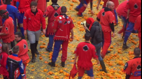 Italie : la «bataille d'oranges» fait rage dans la ville d'Ivrée 