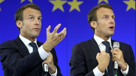 Emmanuel Macron devant un drapeau européen.