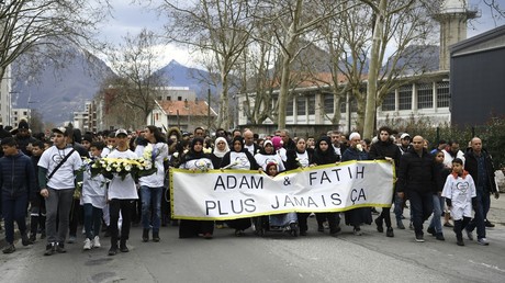 «Plus jamais ça» : marche blanche à Grenoble en hommage à Adam et Fatih (VIDEOS)