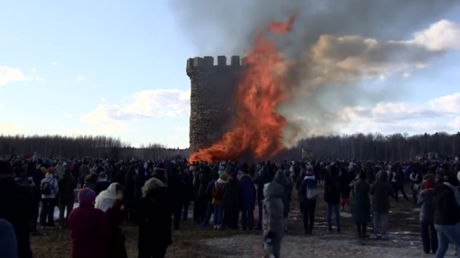 Des Russes brûlent une réplique de la Bastille pour la fête folklorique de Maslenitsa (REPORTAGE)