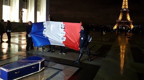 Les forces de l'ordre se rassemblent à Paris contre le fléau du suicide dans leurs rangs (IMAGES)