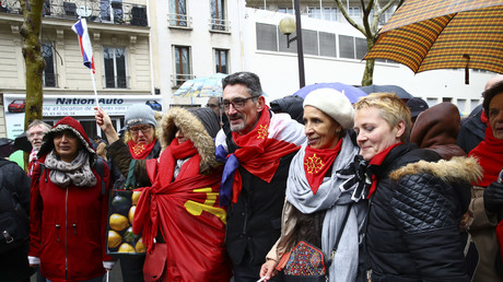 Les Foulards rouges font leur retour pour dire «stop» aux Gilets jaunes