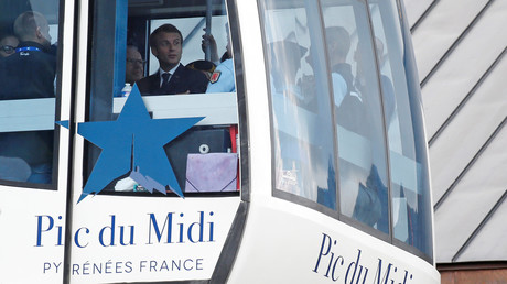 Emmanuel Macron dans le téléphérique du Pic du Midi, à la Mongie, en juillet 2018 (image d'illustration).