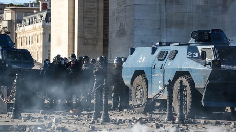 Acte18 : un policier boxe des Gilets jaunes et des street medics à Paris (VIDEOS)