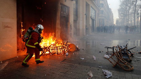 Acte 18 : incendies et magasins saccagés sur les Champs-Elysées, à Paris (EN CONTINU)
