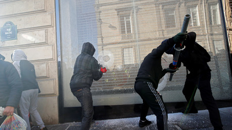 Des casseurs brisent une vitrine à Paris, le 16 mars 2019.