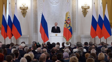 Le président russe Vladimir Poutine s'exprime sur le résultat du référendum en Crimée le 18 mars 2014, devant le Parlement russe réuni en congrès. 