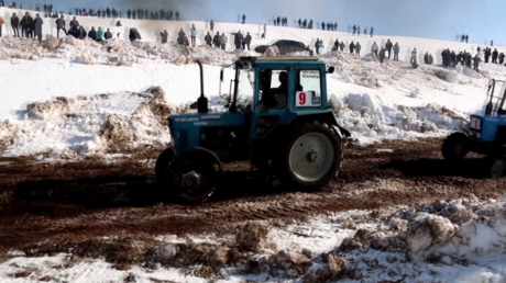 Russie : le biathlon mondial de tracteurs se tient en Oudmourtie