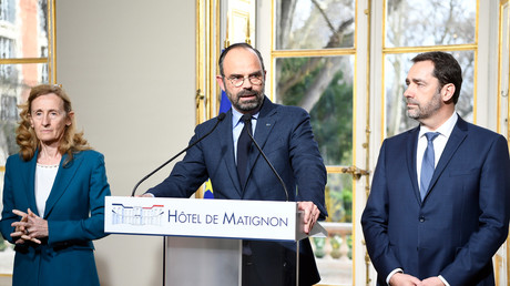 Edouard Philippe s'exprime au côtés de la garde des Sceaux Nicole Belloubet et du ministre de l'Intérieur Christophe Castaner en conférence de presse le 18 mars. 