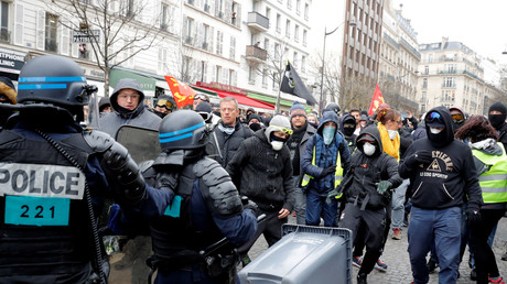 Des policiers font face à des manifestants le 16 mars à Paris (image d'illustration).