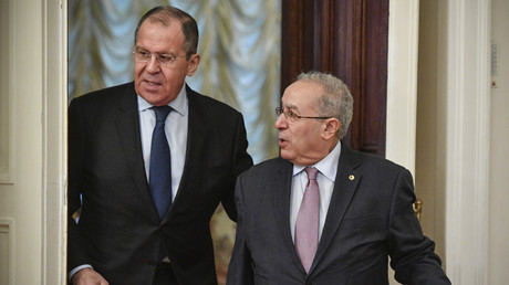 Le ministre russe des Affaires étrangères Sergueï Lavrov reçoit son homologue algérien Ramtane Lamamra à Moscou, le 19 mars 2019. 